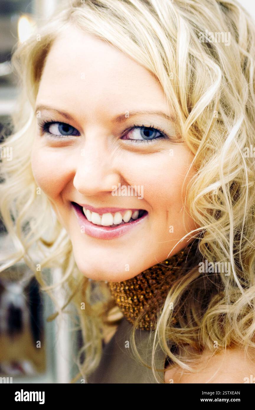 Walisische Popsängerin LUCY CARR (Ex-Tänzerin-Freundin von PETER STRINGFELLOW) bei ITV's The Popfactory in Porth, Südwales, 27. Mai 2003. Foto: ROB WATKINS. Lucy Carr (* 1976) ist eine britische Sängerin und Model, die für ihren Auftritt in Passport to the Sun bekannt ist. Die erste Künstlerin, die 2002 bei Lickin' Records einen Vertrag unterschrieb, veröffentlichte ihre Debütsingle Missing You, die Platz 28 in den UK Singles Charts erreichte. Im Juli 2003 veröffentlichte sie ihre zweite Single This Is Goodbye. Es erreichte Platz 41 in den UK Singles Charts. Stockfoto