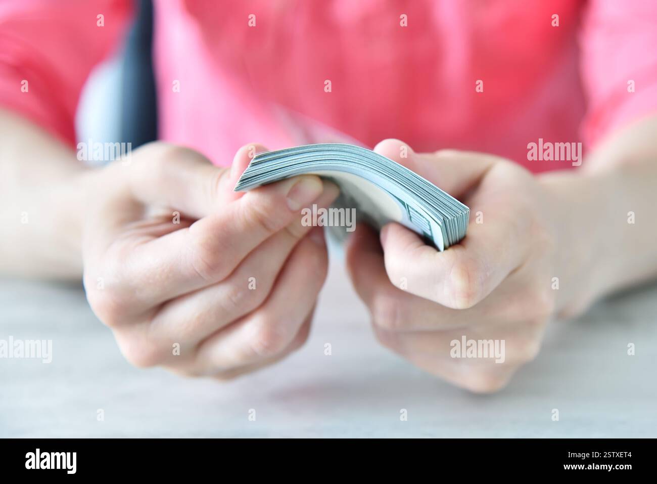 Händlerfrau, die Dollarscheine in der Hand hält. Finanzieller Erfolg und Geschäftskonzept. Nahaufnahme Stockfoto