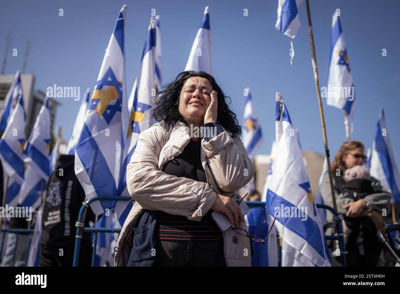 Tel Aviv, Israel. Februar 2025. Eine Person weint auf dem Geiselplatz in Tel Aviv vor der erwarteten Freilassung der Überreste von vier israelischen Geiseln durch die Hamas. Nach Angaben der Hamas gehören zu den Toten eine Mutter und zwei Kleinkinder deutscher Staatsangehörigkeit. Die israelische Armee hat bereits mehrere Geiselkörperchen im Gazastreifen geborgen und nach Israel zurückgebracht. Quelle: Ilia Yefimovich/dpa/Alamy Live News Stockfoto