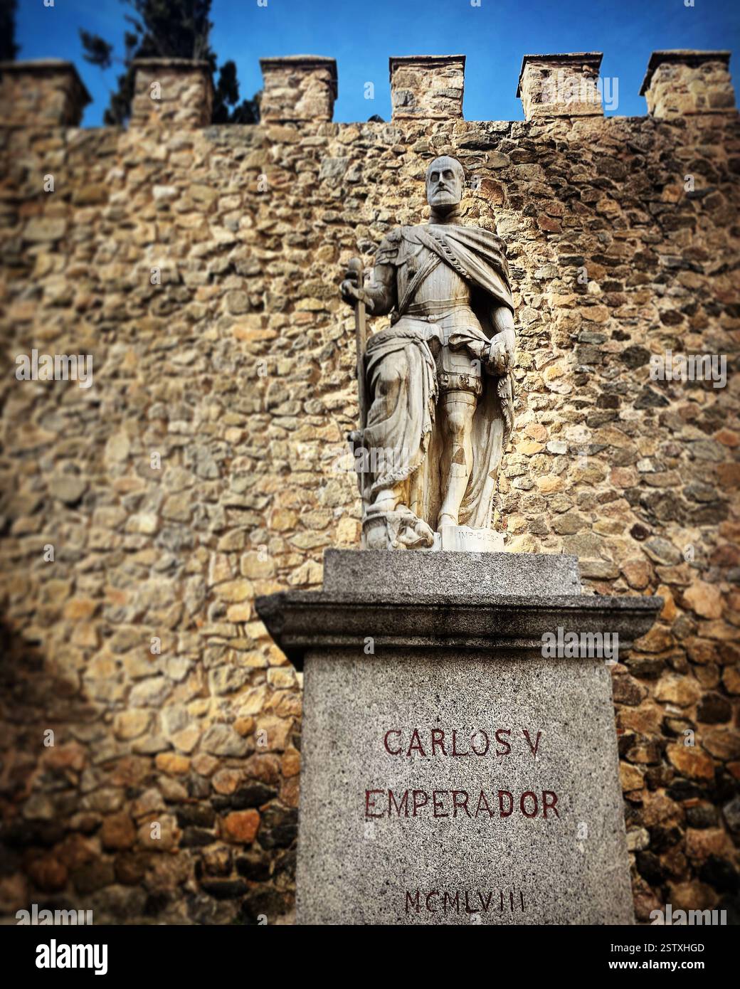 Eine Skulptur des spanischen Kaisers und Königs Carlos V. de Alemania und I. von Spanien ziert die Reichsstadt Toledo in Castilla-La Mancha, Spanien Stockfoto
