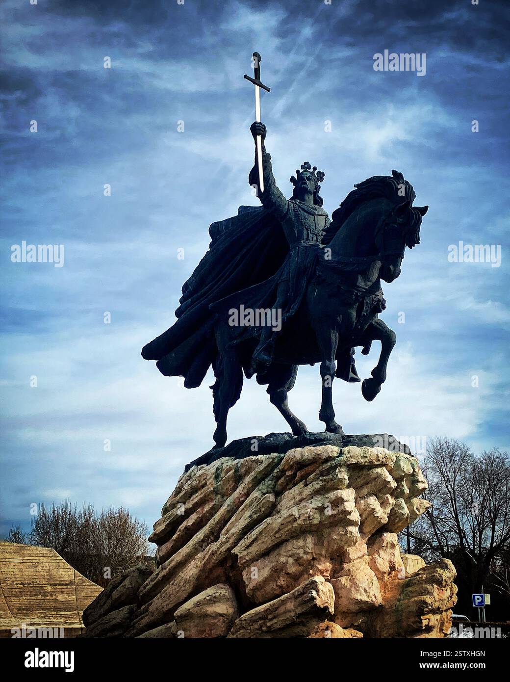 Der spanische König Alfonso VI. De Leon hält ein Schwert für ein christliches Kreuz in Toledo, Kastilien-La Mancha, España Stockfoto