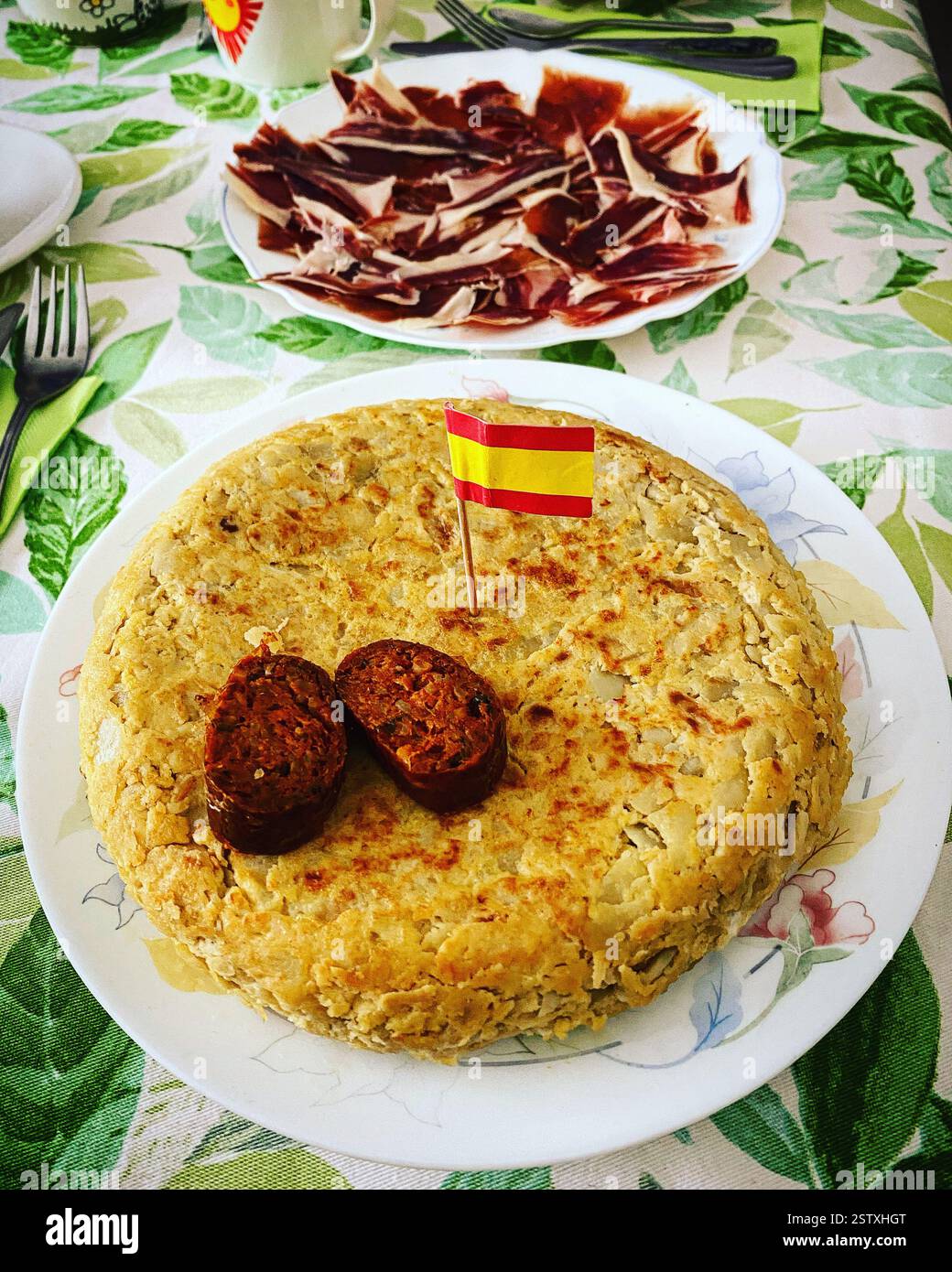 Ein spanisches Kartoffelomelett mit der spanischen Flagge und iberischem Schinken und schwarzem Pudding in Getafe, Madrid, Spanien - Smartphone-aufgenommenes Stockfoto