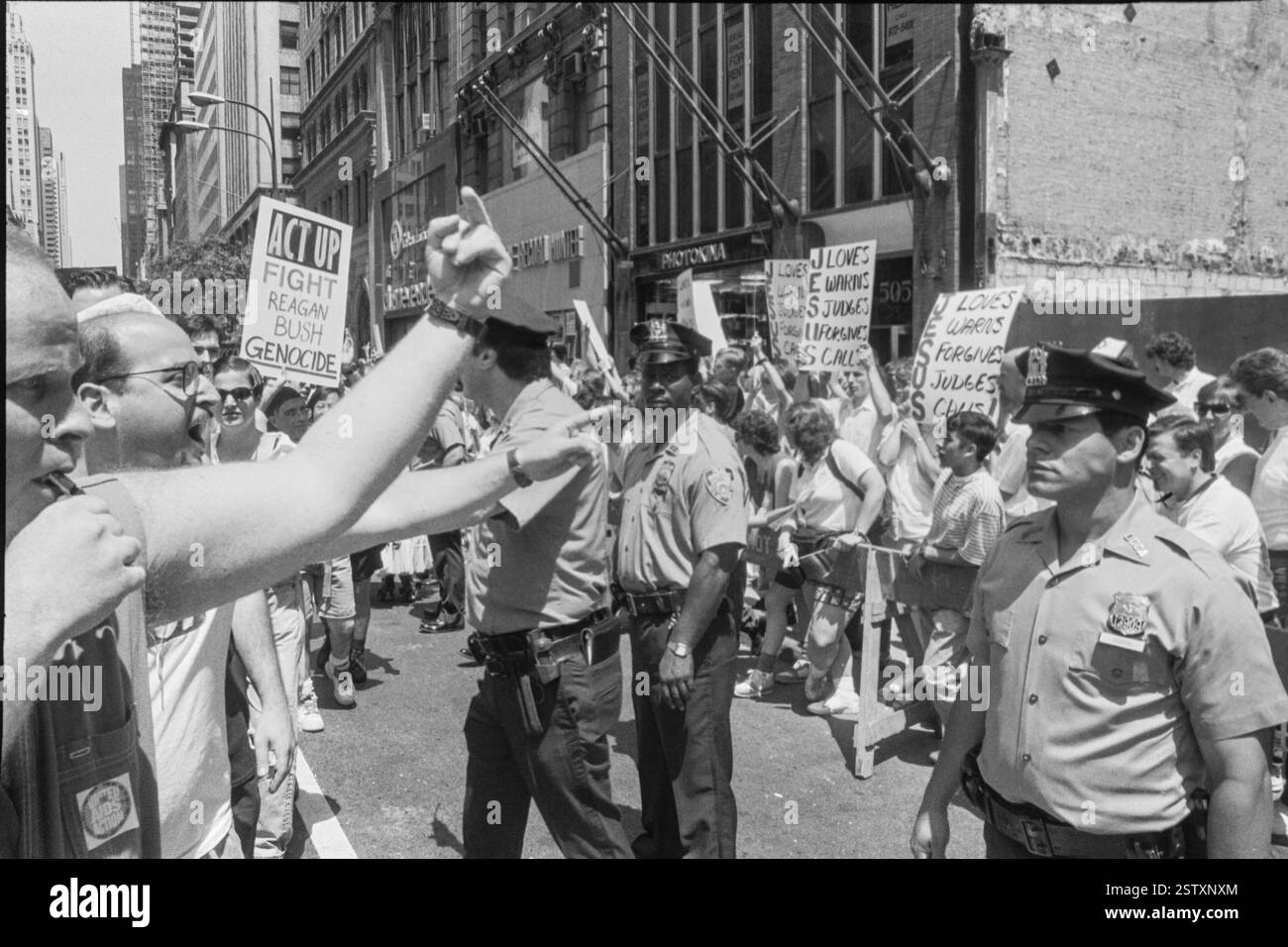Demonstranten stoßen am 28. Juni 1992 auf Demonstranten, die Plakate mit religiösen Aussagen hochhalten während des NYC Pride March in New York City, USA am 28. Juni 1992 in New York City, USA. *** Demonstranten stoßen auf Demonstranten, die Plakate mit religiösen Aussagen hochhalten Stockfoto