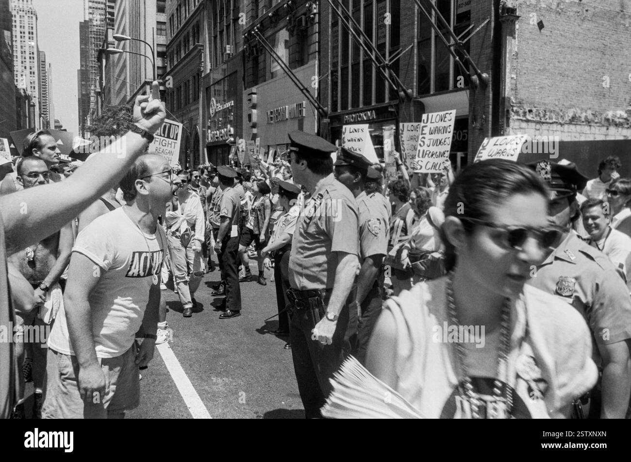 Demonstranten stoßen am 28. Juni 1992 auf Demonstranten, die Plakate mit religiösen Aussagen hochhalten während des NYC Pride March in New York City, USA am 28. Juni 1992 in New York City, USA. *** Demonstranten stoßen auf Demonstranten, die Plakate mit religiösen Aussagen hochhalten Stockfoto