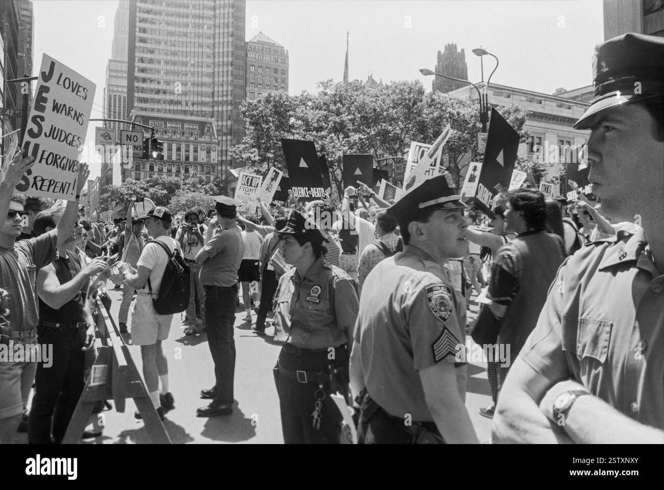 Demonstranten halten Plakate mit religiösen Aussagen während des NYC Pride March in New York City, USA am 28. Juni 1992 *** Demonstranten halten Plakate mit religiösen Aussagen während des NYC Pride March in New York City, USA am 28. Juni 1992 Stockfoto