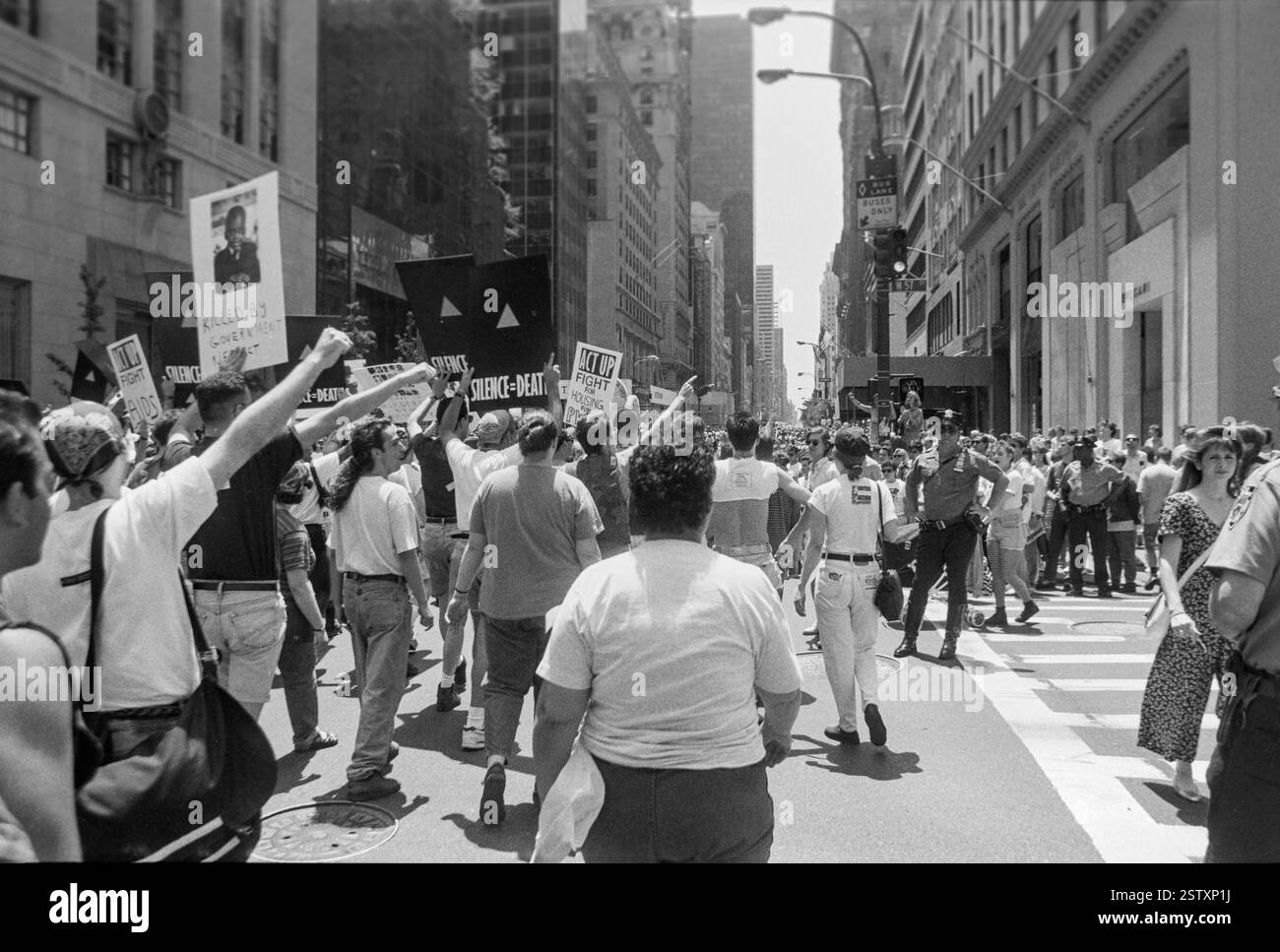 Demonstranten stoßen am 28. Juni 1992 auf Demonstranten, die Plakate mit religiösen Aussagen hochhalten während des NYC Pride March in New York City, USA am 28. Juni 1992 in New York City, USA. *** Demonstranten stoßen auf Demonstranten, die Plakate mit religiösen Aussagen hochhalten Stockfoto