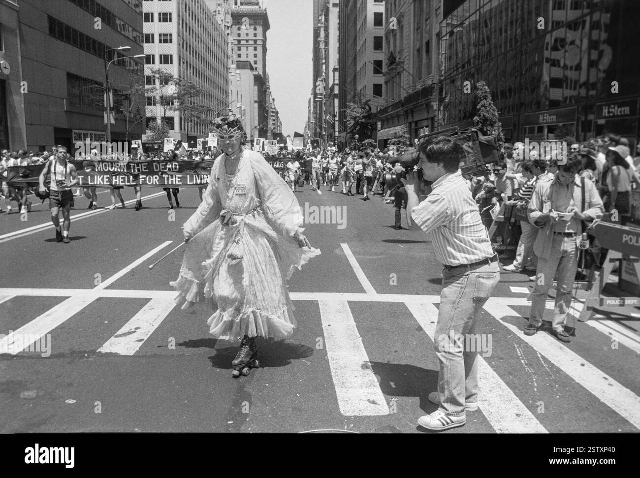Mann im Vintage Damenkleid auf Rollschuhen während des NYC Pride March in New York City, USA am 28. Juni 1992 *** Mann im Vintage Damenkleid auf Rollschuhen während des NYC Pride March in New York City, USA am 28. Juni 1992 Stockfoto