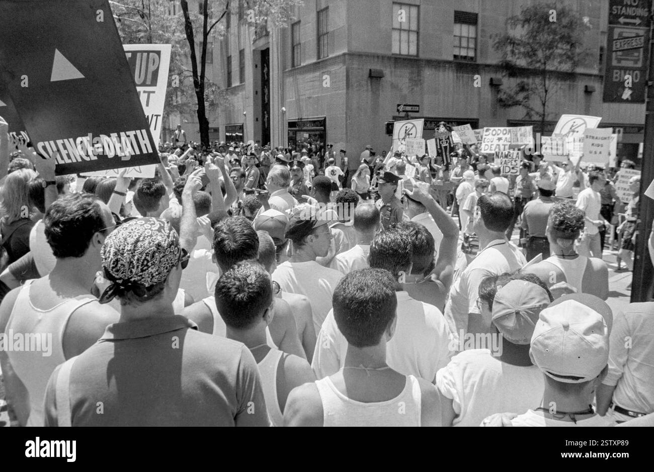 Demonstranten stoßen am 28. Juni 1992 mit Demonstranten zusammen, die während des NYC Pride March in New York City, USA, Anti-Homosexuelle Plakate halten. *** Demonstranten stoßen auf Demonstranten, die während des NYC Pride March in New York City, USA, am 28. Juni 1992 antihomosexuelle Plakate halten Stockfoto