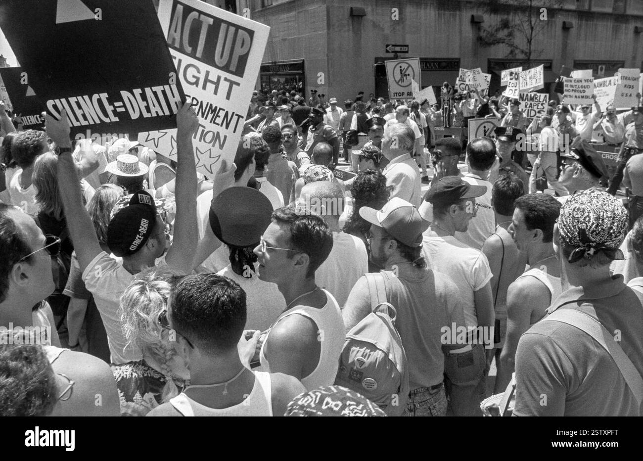 Demonstranten stoßen am 28. Juni 1992 mit Demonstranten zusammen, die während des NYC Pride March in New York City, USA, Anti-Homosexuelle Plakate halten. *** Demonstranten stoßen auf Demonstranten, die während des NYC Pride March in New York City, USA, am 28. Juni 1992 antihomosexuelle Plakate halten Stockfoto