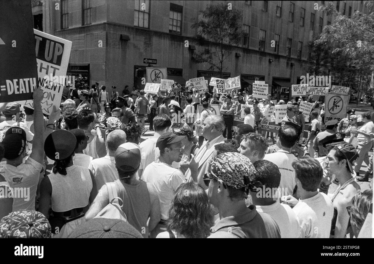 Demonstranten stoßen am 28. Juni 1992 mit Demonstranten zusammen, die während des NYC Pride March in New York City, USA, Anti-Homosexuelle Plakate halten. *** Demonstranten stoßen auf Demonstranten, die während des NYC Pride March in New York City, USA, am 28. Juni 1992 antihomosexuelle Plakate halten Stockfoto