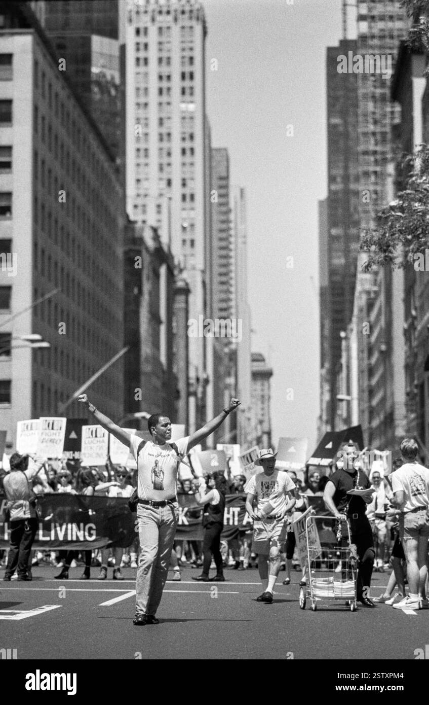 Mann trägt T-Shirt Männer der Farbe mit erhobenem Arm während des NYC Pride March in New York City, USA am 28. Juni 1992 *** Mann mit T-Shirt Männer der Farbe mit erhobenem Arm während des NYC Pride March in New York City, USA am 28. Juni 1992 Stockfoto