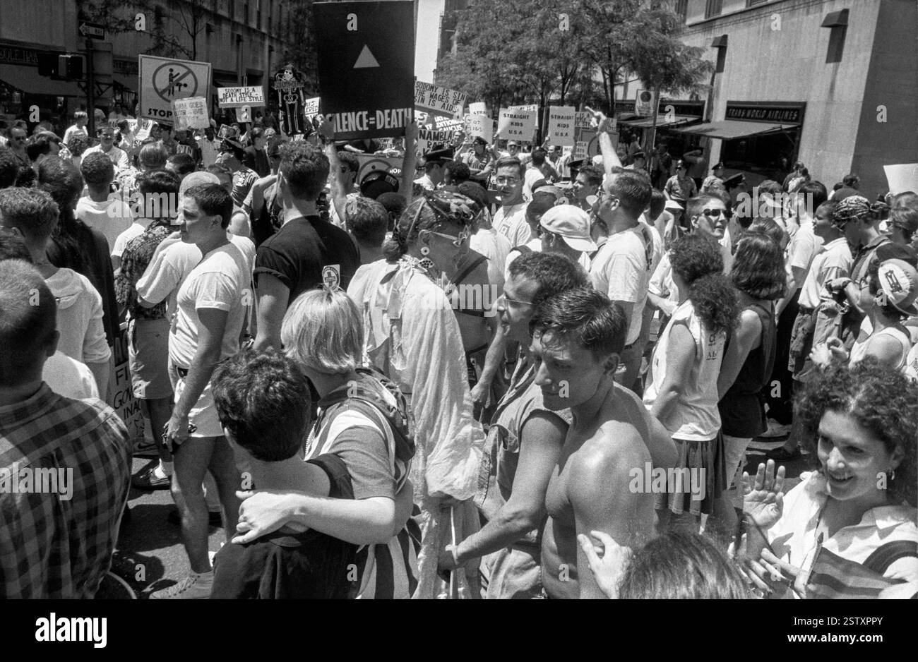 Demonstranten stoßen am 28. Juni 1992 mit Demonstranten zusammen, die während des NYC Pride March in New York City, USA, Anti-Homosexuelle Plakate halten. *** Demonstranten stoßen auf Demonstranten, die während des NYC Pride March in New York City, USA, am 28. Juni 1992 antihomosexuelle Plakate halten Stockfoto