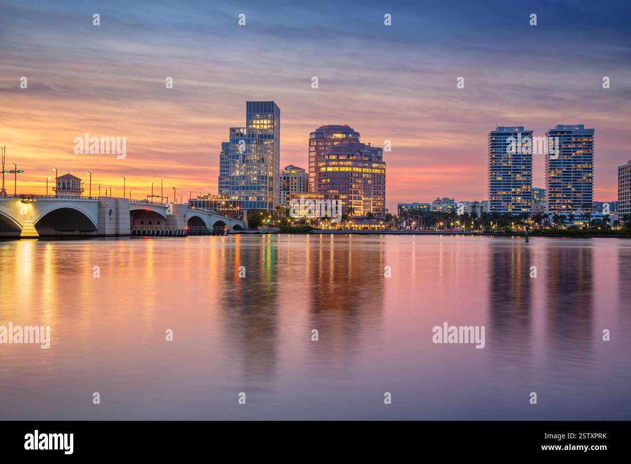 West Palm Beach, Florida, USA. Stadtbild von West Palm Beach, Florida mit Reflexion der Skyline der Stadt im Wasser bei schönem Sonnenuntergang. Stockfoto