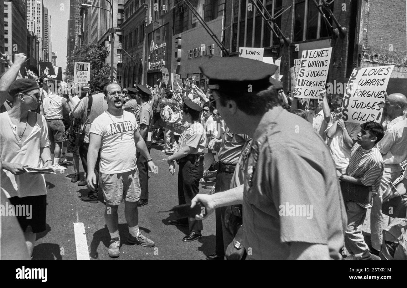 Demonstranten stoßen am 28. Juni 1992 mit Demonstranten zusammen, die während des NYC Pride March in New York City, USA, Anti-Homosexuelle Plakate halten. *** Demonstranten stoßen auf Demonstranten, die während des NYC Pride March in New York City, USA, am 28. Juni 1992 antihomosexuelle Plakate halten Stockfoto