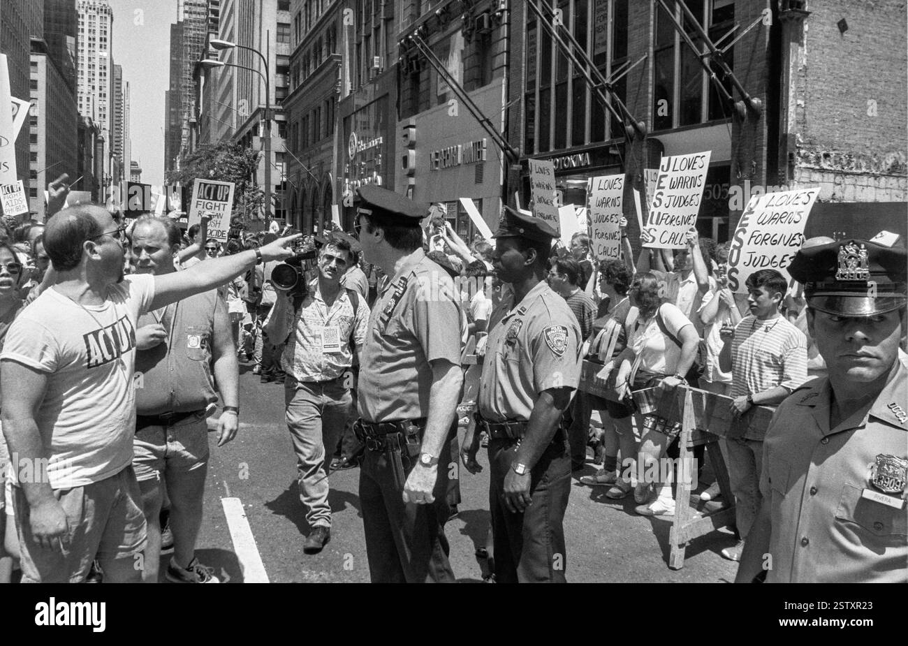 Demonstranten stoßen am 28. Juni 1992 mit Demonstranten zusammen, die während des NYC Pride March in New York City, USA, Anti-Homosexuelle Plakate halten. *** Demonstranten stoßen auf Demonstranten, die während des NYC Pride March in New York City, USA, am 28. Juni 1992 antihomosexuelle Plakate halten Stockfoto