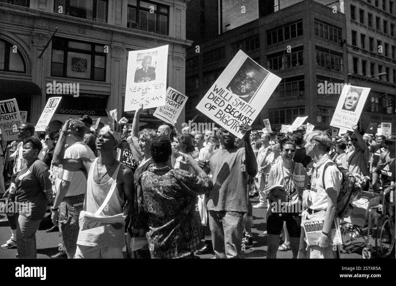 Demonstranten halten Bilder von AIDS-Opfern während des NYC Pride March in New York City, USA am 28. Juni 1992 auf *** Demonstranten halten Bilder von AIDS-Opfern während des NYC Pride March in New York City, USA am 28. Juni 1992 auf Stockfoto