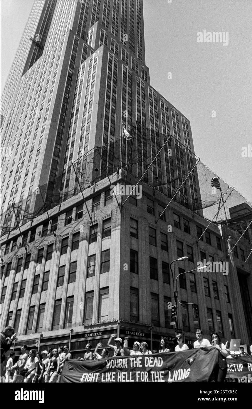 Marchers präsentieren Banner trauern um die Toten, kämpfen wie die Hölle um die Lebenden während des NYC Pride March in New York City, USA am 28. Juni 1992 *** Marcher präsentieren Banner trauern um die Toten, kämpfen wie die Hölle um die Lebenden während des NYC Pride March in New York City, USA am 28. Juni 1992 Stockfoto
