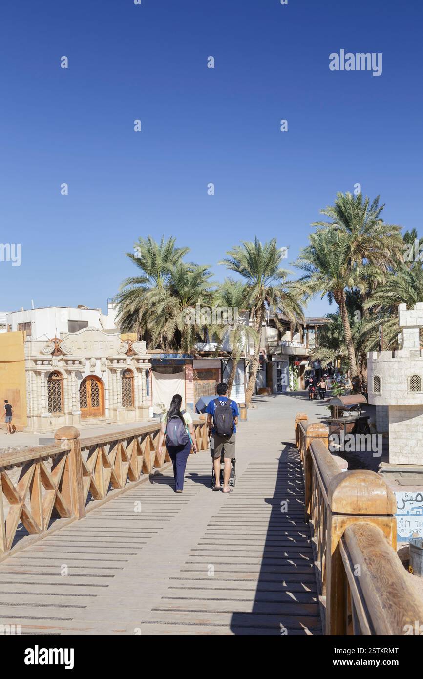 Hölzerne Brücke direkt am Meer in Dahab, Sinai, Ägypten Stockfoto