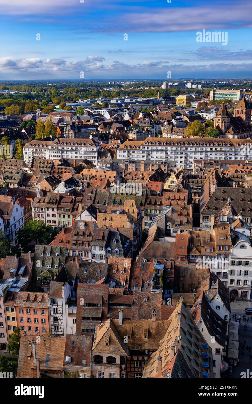 Stadt Straßburg Dichtes Stadtbild im Elsass, Frankreich. Blick über die Altstadt mit Ziegeldächern traditioneller Gebäude im historischen Stadtzentrum. Stockfoto