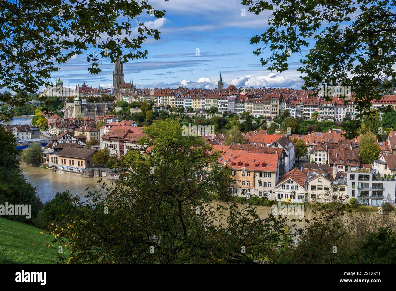 Skyline von Bern in der Schweiz. Die Altstadt am Fluss Aare. Stockfoto