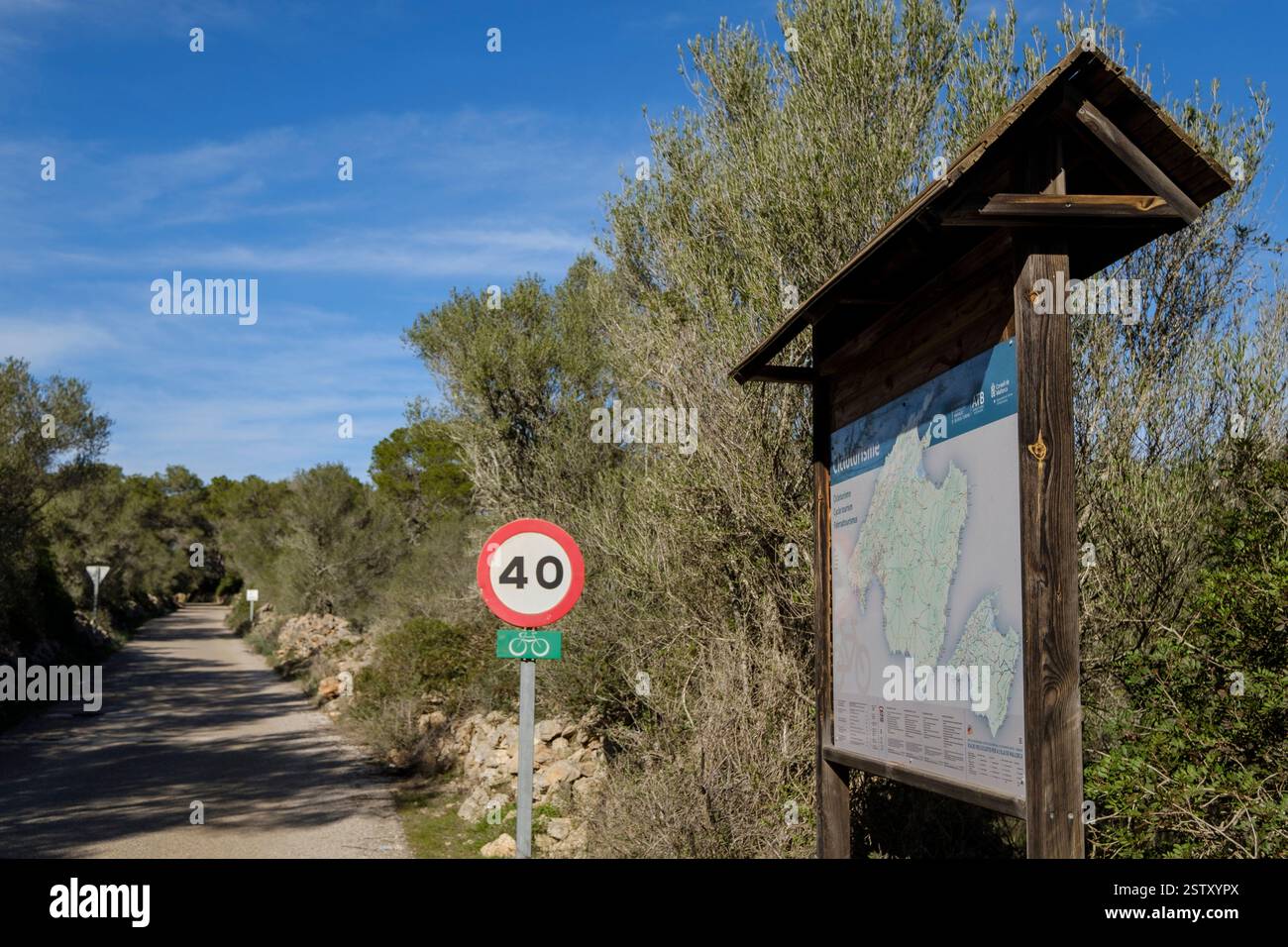 Banner mit Informationen über Radwege Stockfoto