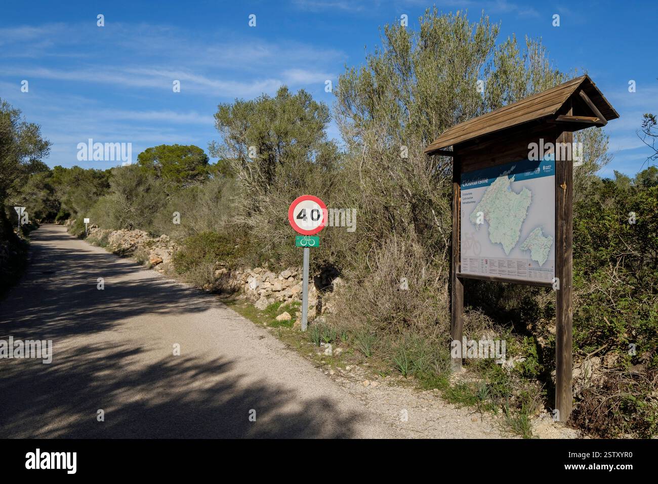 Banner mit Informationen über Radwege Stockfoto