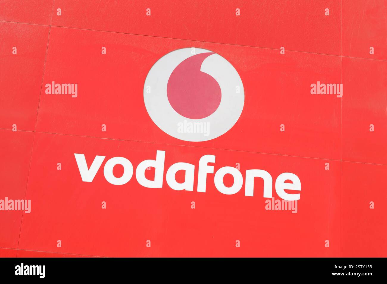 Werbetafel mit Vodafone-Logo Stockfoto