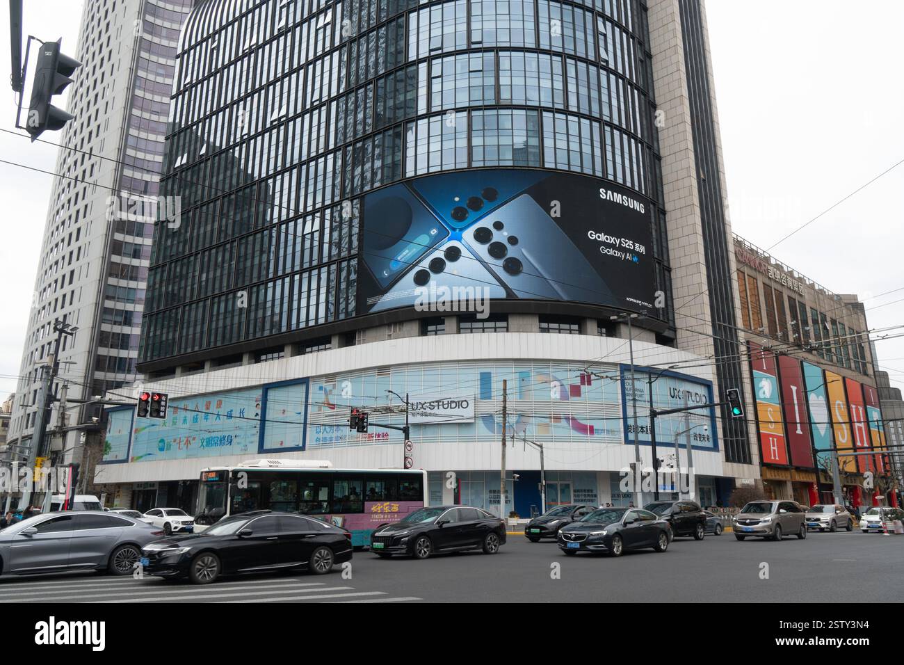 SHANGHAI, CHINA - 20. FEBRUAR 2025 - eine Werbung für Samsungs Flaggschiff Galaxy S25-Serie wird auf einem großen LED-Bildschirm auf der Straße von Jing ' Stockfoto