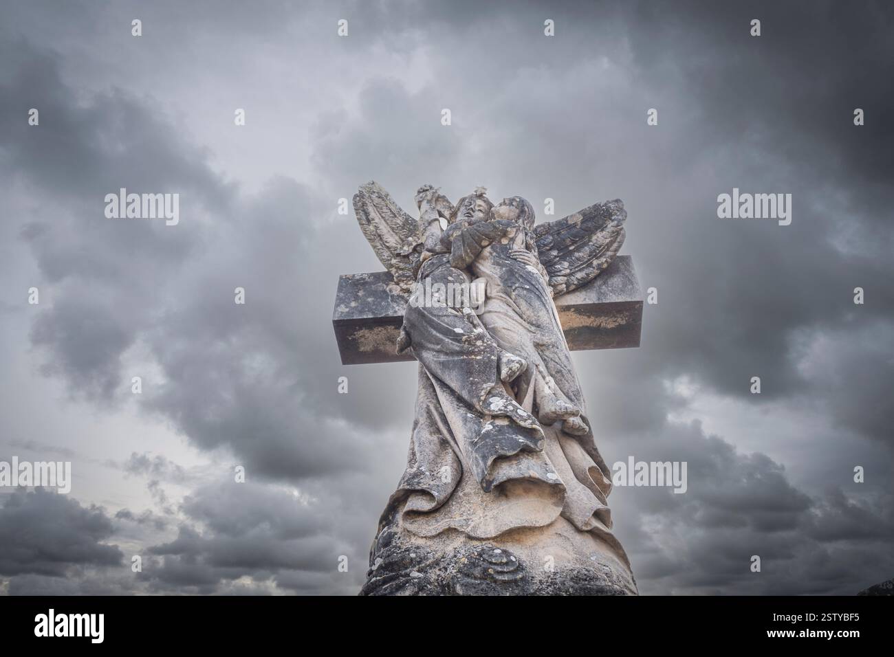 Angel erweckt die Seele einer Frau in den Himmel Stockfoto Angel erweckt die Seele einer Frau in den Himmel Stockfoto