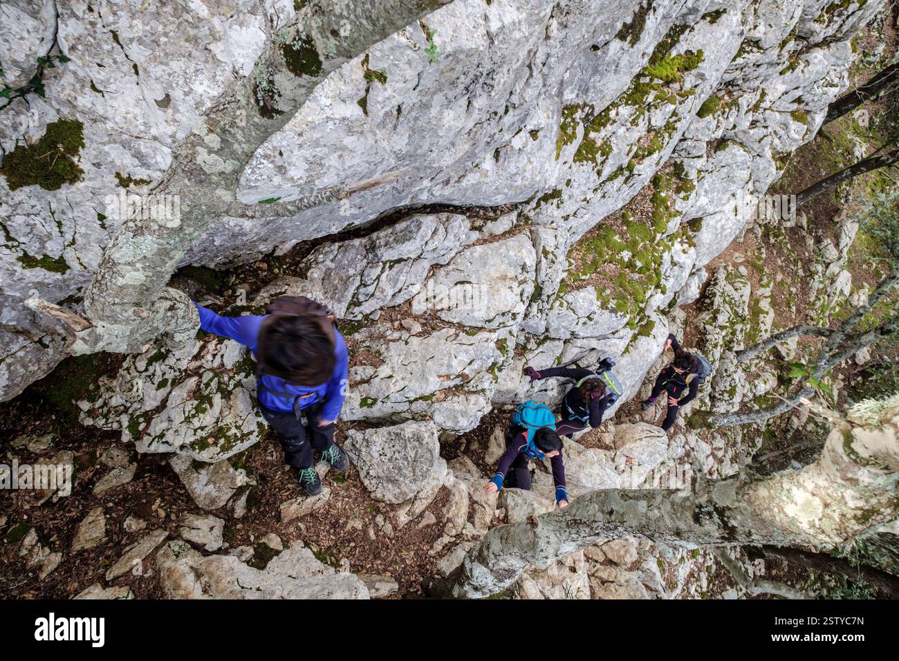 Excursionistas ascendiendo Stockfoto Excursionistas ascendiendo Stockfoto