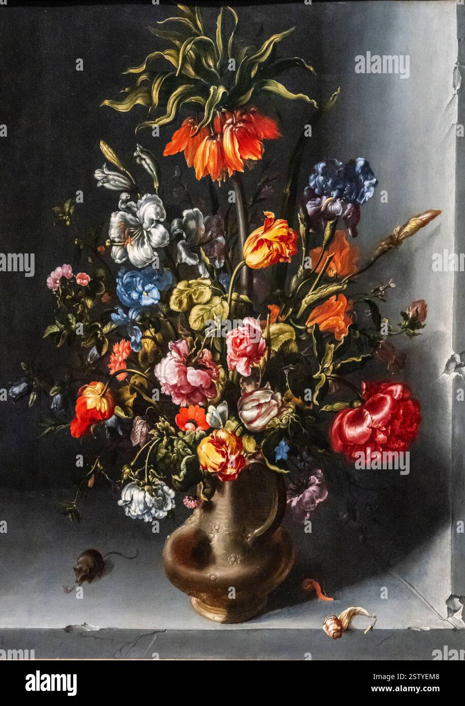 Blumenstillleben mit einem Kaiserlichen Fritillarium der Krone in einer Steinnischen Nische Stockfoto