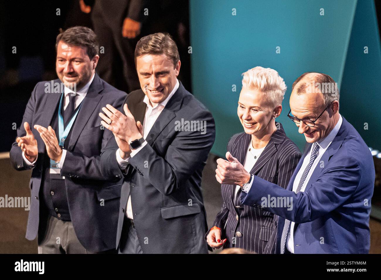 19.02.2025, Rasta Dome, Vechta, GER, Friedrich Merz (Kanzlerkandidat CDU) in der CDU Hochburg Vechta, im Bild Friedrich Merz kam für seinen einzigen Wahlkampfauftritt in Niedersachsen nach Vechta. Der Kanzlerkandidat der CDU sprach am 19. Februar 2025 im Rasta Dome wo sonst die RASTA Vechta für ein volles Haus sorgt. Unterstützt wurde Joachim-Friedrich Martin Josef Merz ( Bundesvorsitzender der CDU sowie Vorsitzender der CDU/CSU-Bundestagsfraktion und somit Oppositionsführer im 20. Kanzlerkandidat 2025 von Silvia Breher (MDB CDU stellvertretende Parteivorsitzende der CDU) Stockfoto