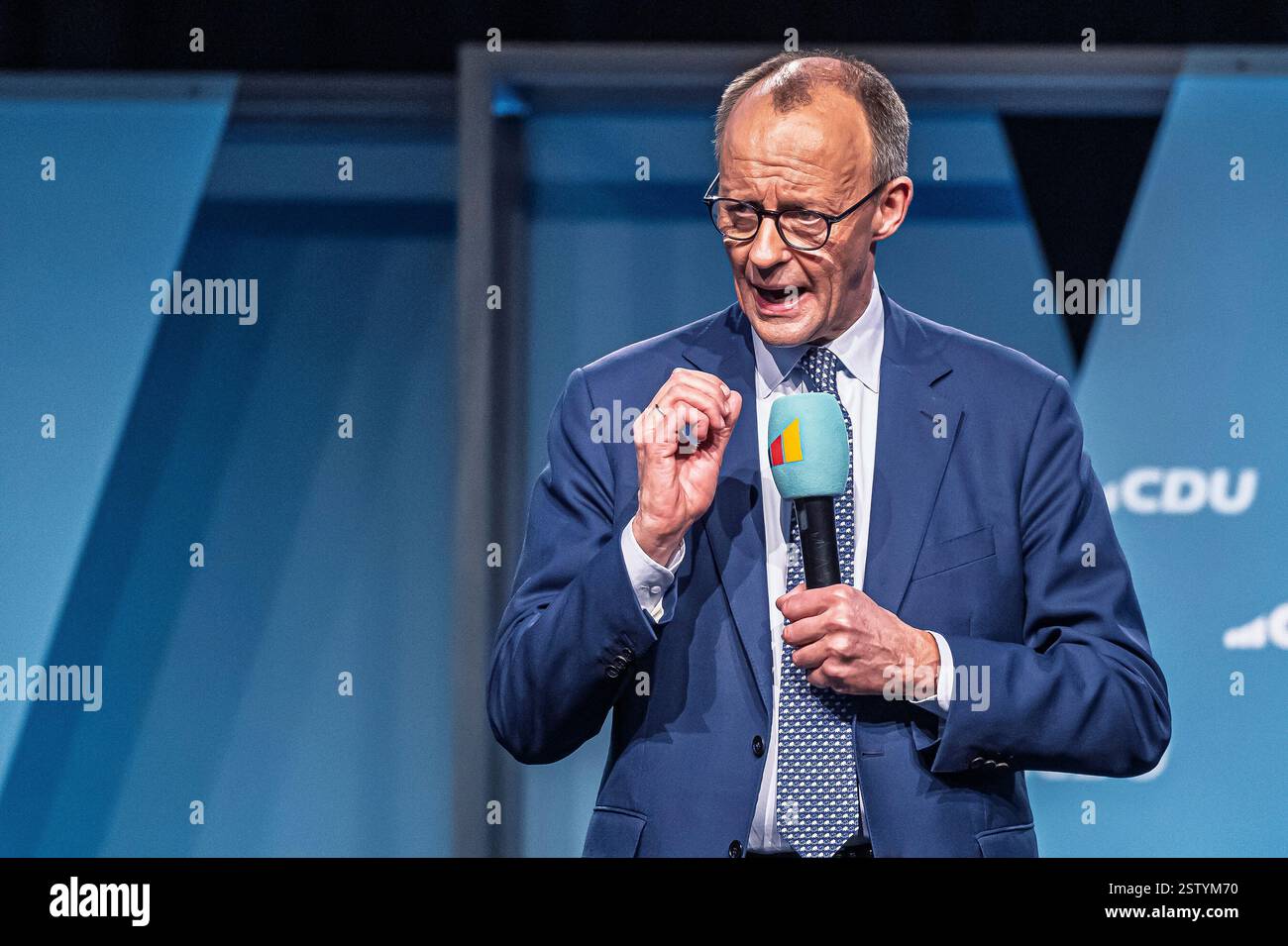 19.02.2025, Rasta Dome, Vechta, GER, Friedrich Merz (Kanzlerkandidat CDU) in der CDU Hochburg Vechta, im Bild Friedrich Merz kam für seinen einzigen Wahlkampfauftritt in Niedersachsen nach Vechta. Der Kanzlerkandidat der CDU sprach am 19. Februar 2025 im Rasta Dome wo sonst die RASTA Vechta für ein volles Haus sorgt. Unterstützt wurde Joachim-Friedrich Martin Josef Merz ( Bundesvorsitzender der CDU sowie Vorsitzender der CDU/CSU-Bundestagsfraktion und somit Oppositionsführer im 20. Kanzlerkandidat 2025 von Silvia Breher (MDB CDU stellvertretende Parteivorsitzende der CDU) Stockfoto