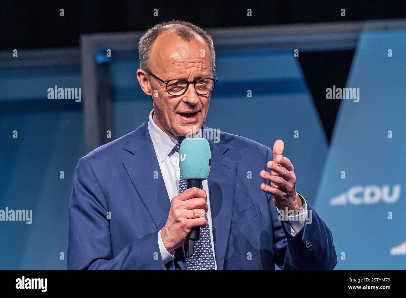 19.02.2025, Rasta Dome, Vechta, GER, Friedrich Merz (Kanzlerkandidat CDU) in der CDU Hochburg Vechta, im Bild Friedrich Merz kam für seinen einzigen Wahlkampfauftritt in Niedersachsen nach Vechta. Der Kanzlerkandidat der CDU sprach am 19. Februar 2025 im Rasta Dome wo sonst die RASTA Vechta für ein volles Haus sorgt. Unterstützt wurde Joachim-Friedrich Martin Josef Merz ( Bundesvorsitzender der CDU sowie Vorsitzender der CDU/CSU-Bundestagsfraktion und somit Oppositionsführer im 20. Kanzlerkandidat 2025 von Silvia Breher (MDB CDU stellvertretende Parteivorsitzende der CDU) Stockfoto