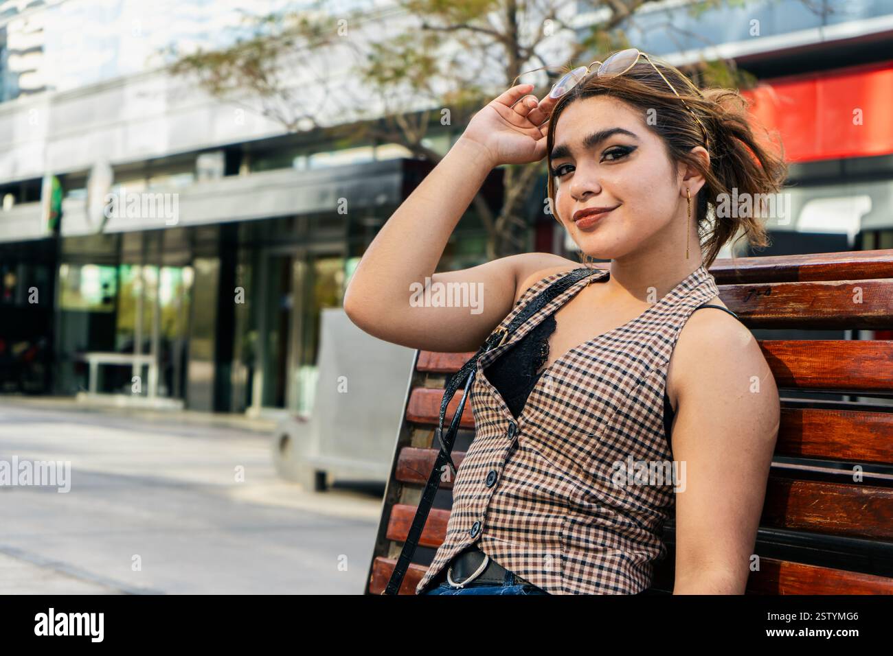 Stilvolle Frau, die einen sonnigen Tag in der Stadt genießt Stockfoto