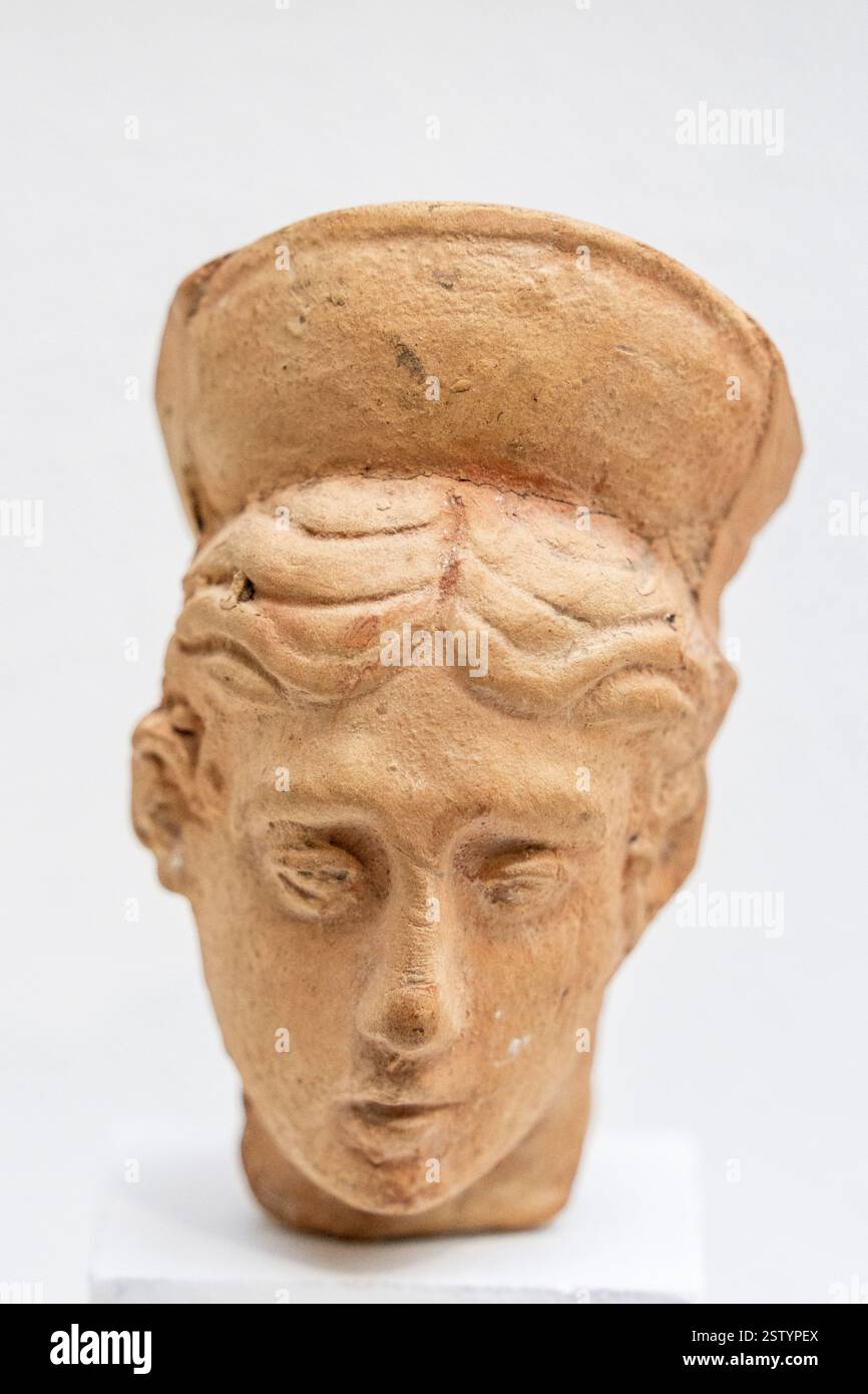 Weiblicher Kopf mit Kopfschmuck Stockfoto Weiblicher Kopf mit Kopfschmuck Stockfoto