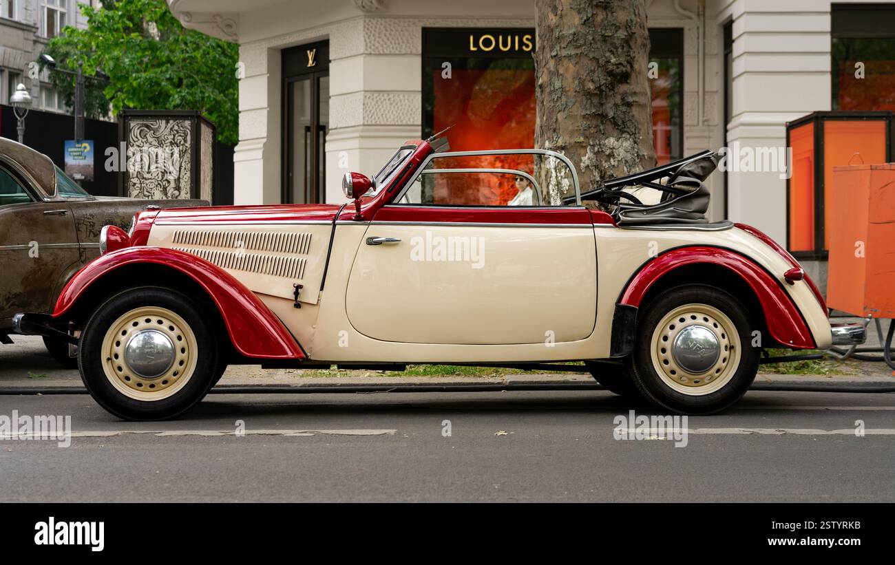 Der kleine Familienwagen IFA DKW F8, 1954. Classic Days Berlin 2024. Stockfoto