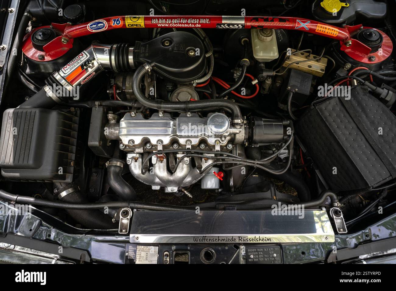 Der Motor des kleinen Familienwagens Opel Kadett E, 1984. Classic Days Berlin 2024. Stockfoto