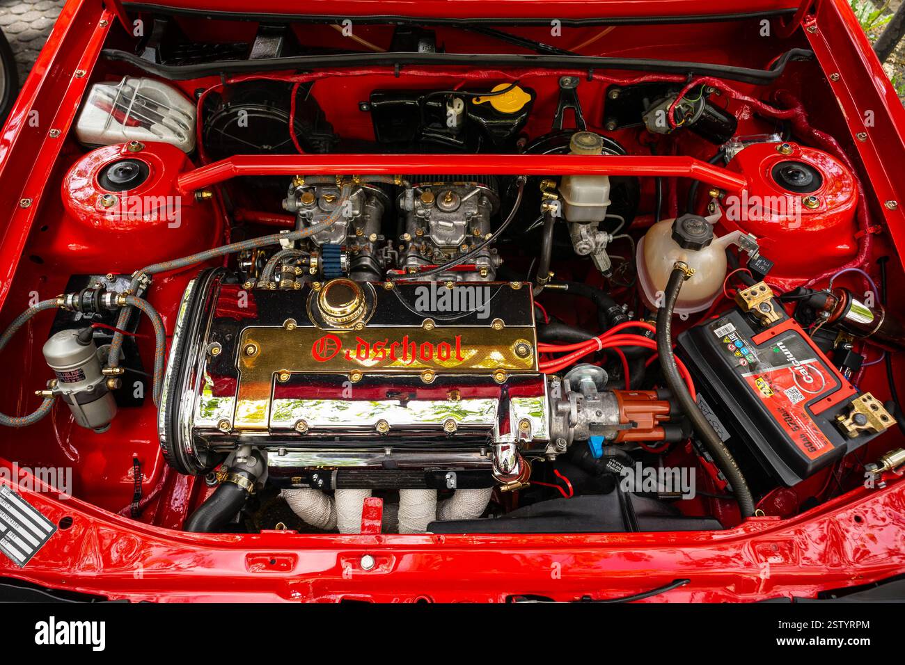 Der Motor des kleinen Familienwagens Opel Kadett D, 1982. Classic Days Berlin 2024. Stockfoto