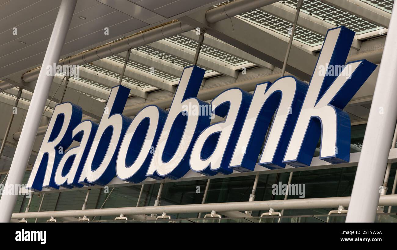 Rabobank-Logo am Eingang des Hauptquartiergebäudes. Stockfoto