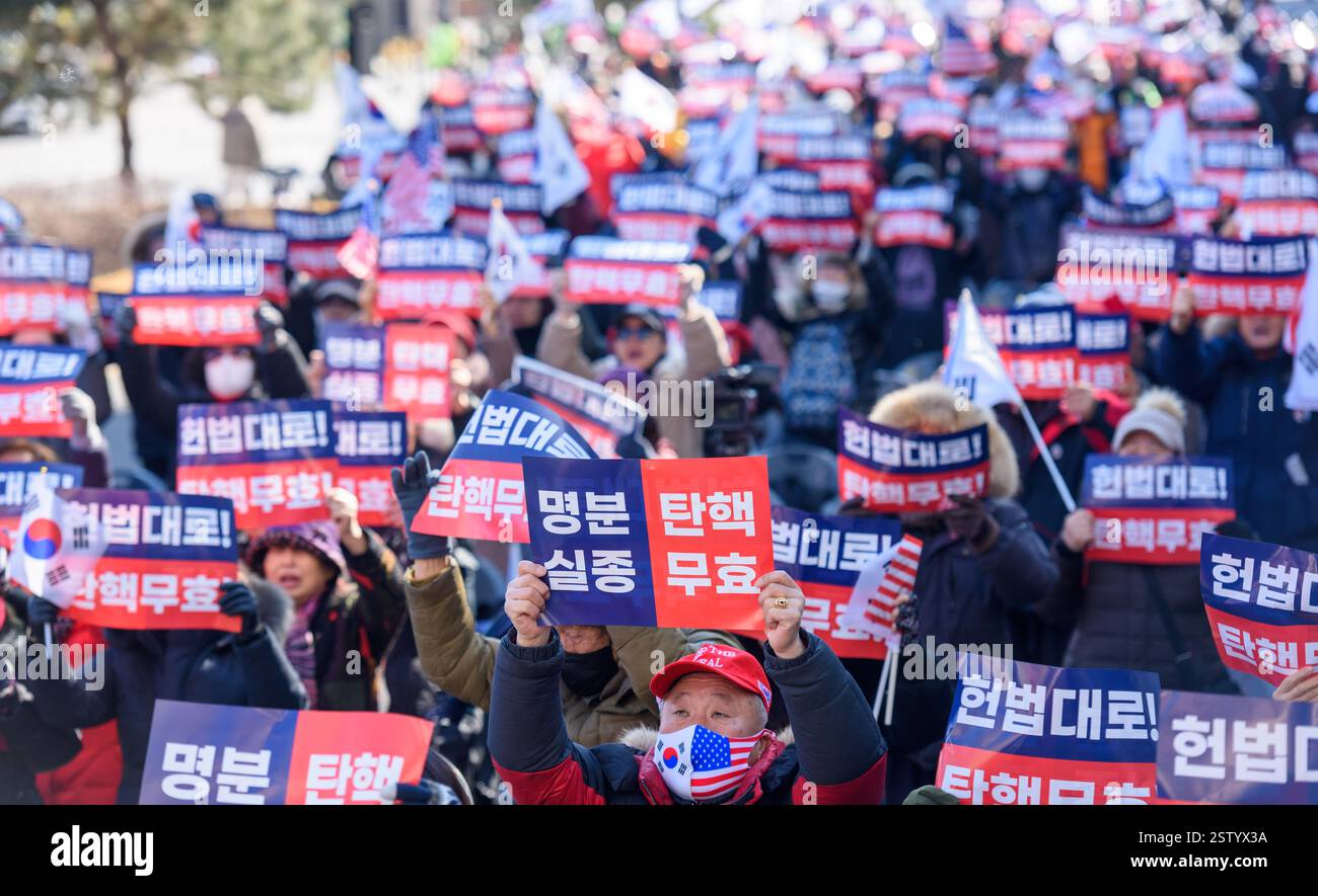 Seoul, Südkorea. Februar 2025. Anhänger des angeklagten Präsidenten Yoon Suk Yeol nehmen an einer Kundgebung Teil, in der er sich gegen seine Verhaftung und Amtsenthebung in der Nähe des Verfassungsgerichts in Seoul aussprach. Quelle: SOPA Images Limited/Alamy Live News Stockfoto Seoul, Südkorea. Februar 2025. Anhänger des angeklagten Präsidenten Yoon Suk Yeol nehmen an einer Kundgebung Teil, in der er sich gegen seine Verhaftung und Amtsenthebung in der Nähe des Verfassungsgerichts in Seoul aussprach. Quelle: SOPA Images Limited/Alamy Live News Stockfoto