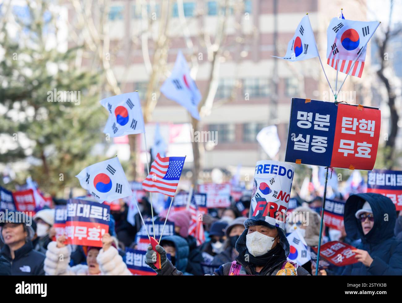 Seoul, Südkorea. Februar 2025. Anhänger des angeklagten Präsidenten Yoon Suk Yeol nehmen an einer Kundgebung Teil, in der er sich gegen seine Verhaftung und Amtsenthebung in der Nähe des Verfassungsgerichts in Seoul aussprach. Quelle: SOPA Images Limited/Alamy Live News Stockfoto Seoul, Südkorea. Februar 2025. Anhänger des angeklagten Präsidenten Yoon Suk Yeol nehmen an einer Kundgebung Teil, in der er sich gegen seine Verhaftung und Amtsenthebung in der Nähe des Verfassungsgerichts in Seoul aussprach. Quelle: SOPA Images Limited/Alamy Live News Stockfoto
