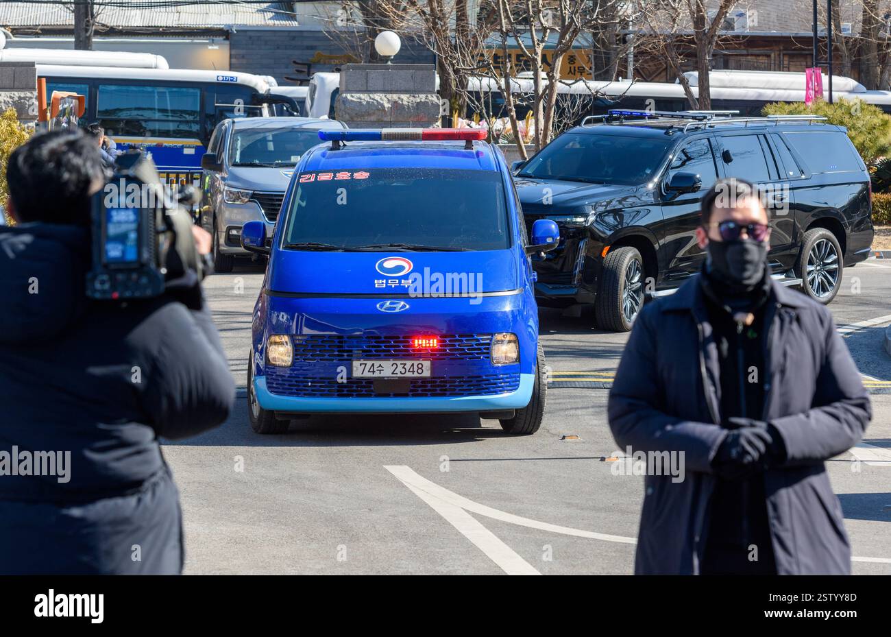 Seoul, Südkorea. Februar 2025. Ein blauer Van, der vermutlich den angeklagten südkoreanischen Präsidenten Yoon Suk Yeol transportieren soll, kommt am Verfassungsgericht in Seoul an. Quelle: SOPA Images Limited/Alamy Live News Stockfoto Seoul, Südkorea. Februar 2025. Ein blauer Van, der vermutlich den angeklagten südkoreanischen Präsidenten Yoon Suk Yeol transportieren soll, kommt am Verfassungsgericht in Seoul an. Quelle: SOPA Images Limited/Alamy Live News Stockfoto