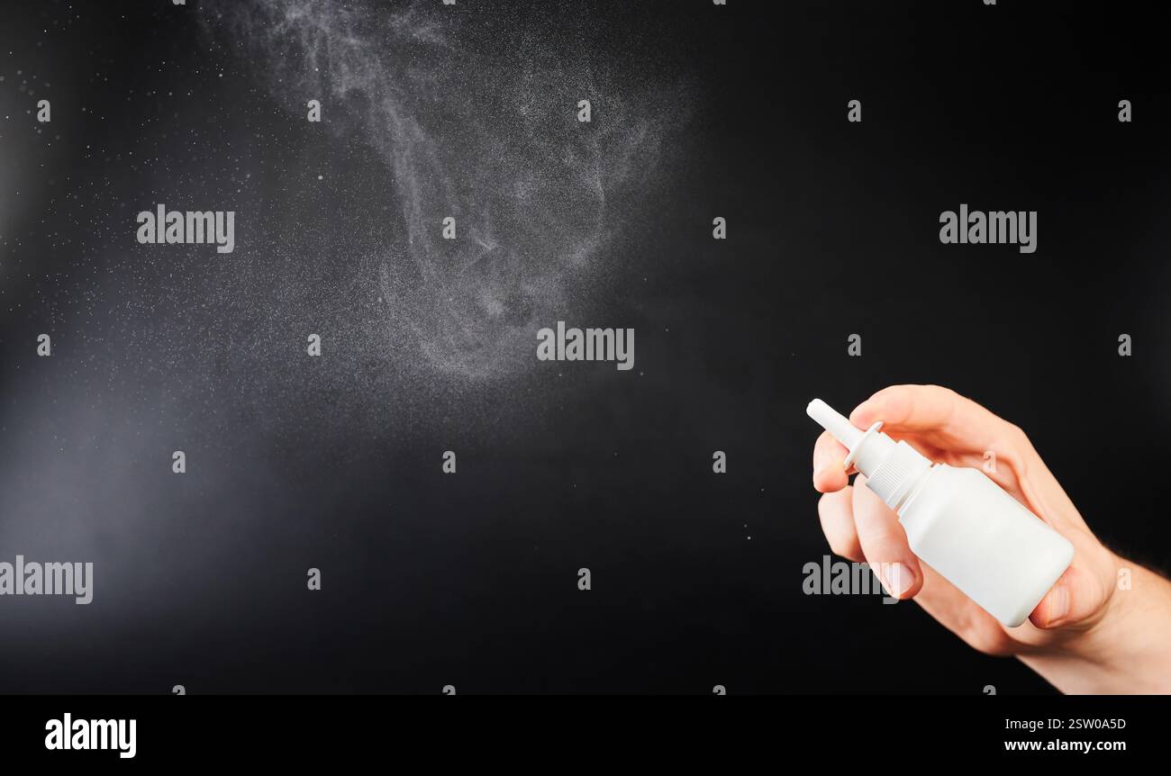 Puff des Nasensprays Seitenansicht isoliert auf schwarzem Studiohintergrund Stockfoto