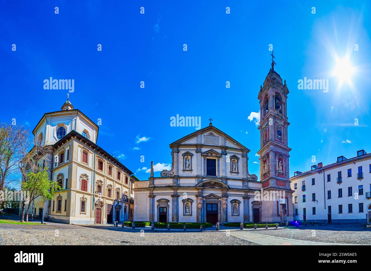 Panorama der Fassaden der Kirche San Bernardino alle Ossa und der Basilika Santo Stefano Maggiore in Mailand, Italien Stockfoto
