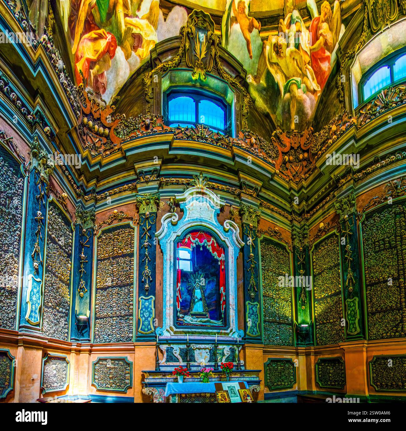 MAILAND, ITALIEN - 11. APRIL 2022: Ossuar der Kirche San Bernardino alle Ossa, am 8. April in Mailand, Italien Stockfoto