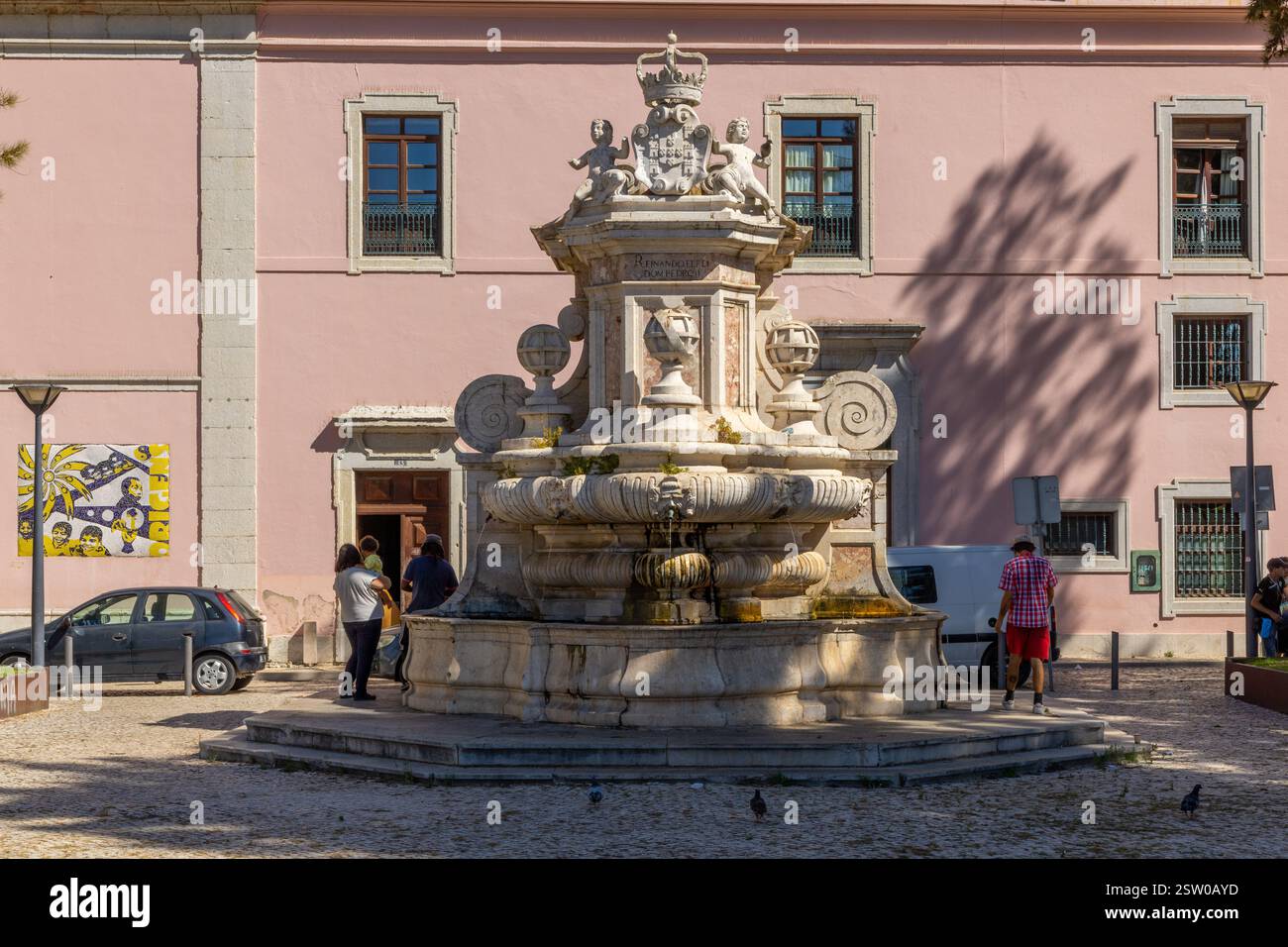 Chafariz da Praca Teófilo Braga, Ein historischer Brunnen in der Stadt, direkt neben der Avenida Luisa Todi. Stockfoto
