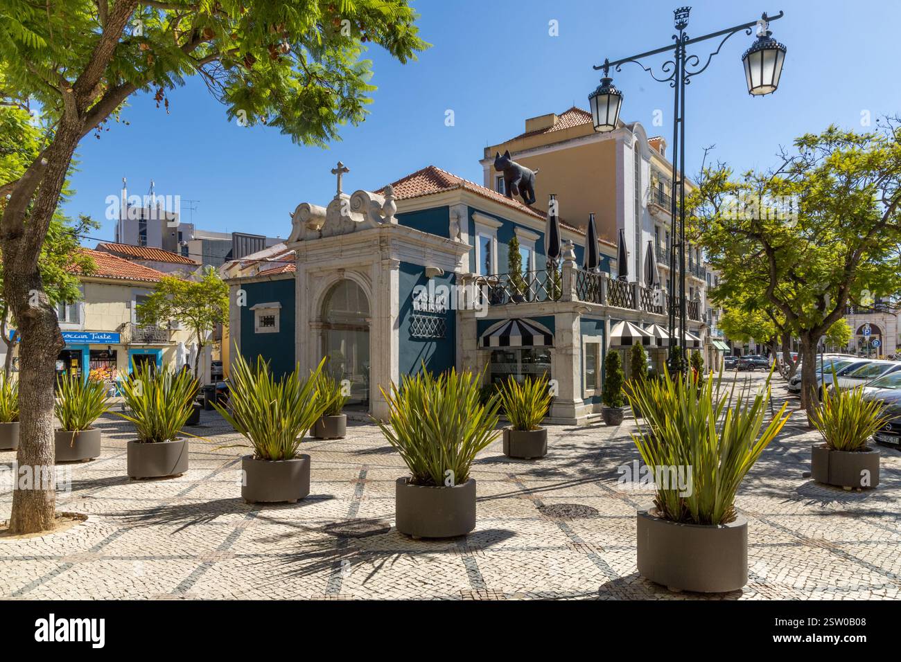 Casa de Turismo Setubal: Tourismushaus. Casa do Turismo ist ein Ort, um einen Wein aus der Region zu kaufen und etwas mehr über die Gastronomie und den Wein zu erfahren. Stockfoto
