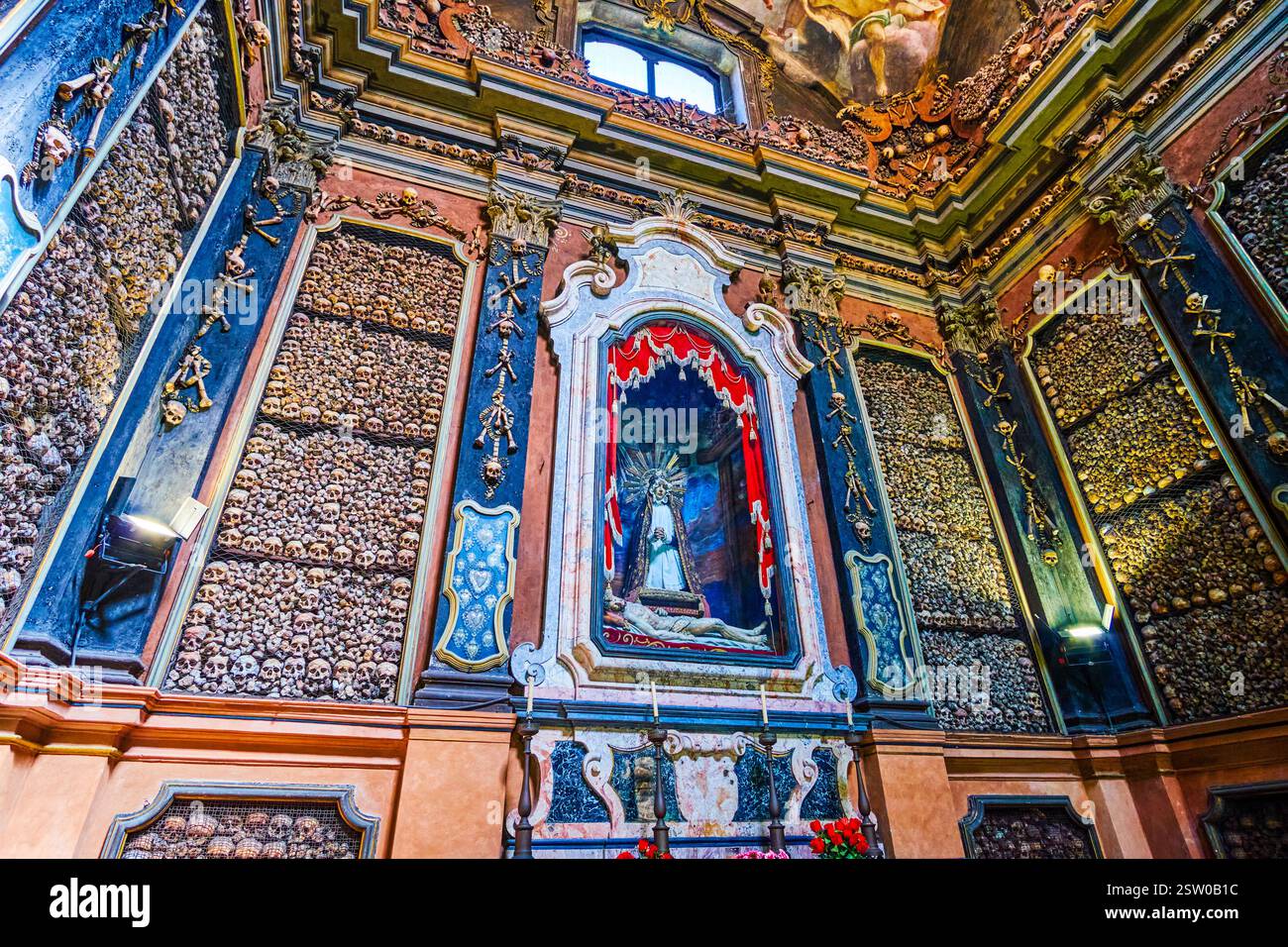 MAILAND, ITALIEN - 11. APRIL 2022: Ossuar der Kirche San Bernardino alle Ossa, am 8. April in Mailand, Italien Stockfoto