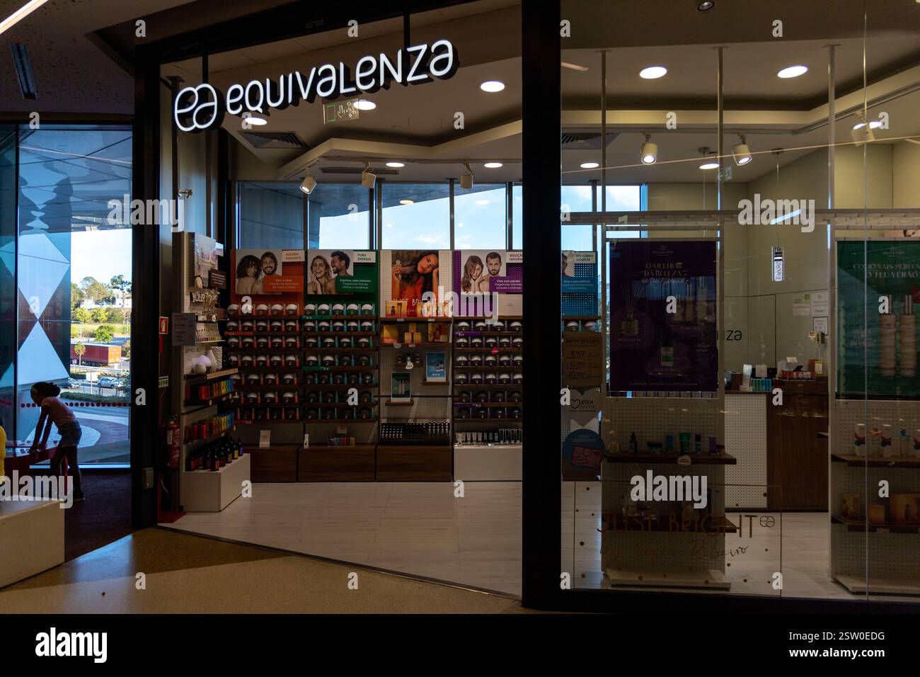 Equivalenza Schild Logo und Eingang. Eine Marke hochwertiger Parfümerie-, Kosmetik- und Heimduftprodukte zu erschwinglichen Preisen Stockfoto